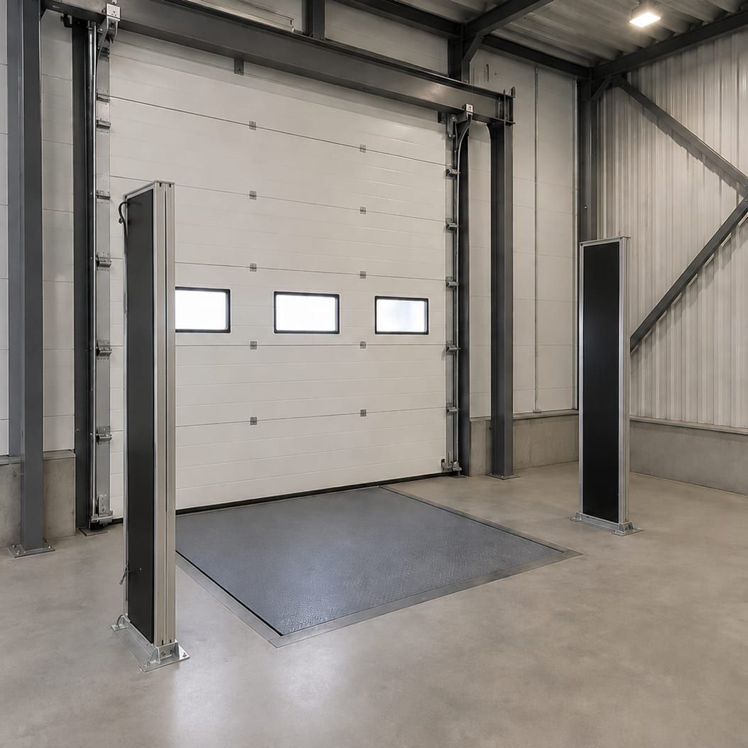 Een RFID-poort bij een dockdeur: twee antennepanelen aan weerszijden van de deur, met de laadbrug ertussen.